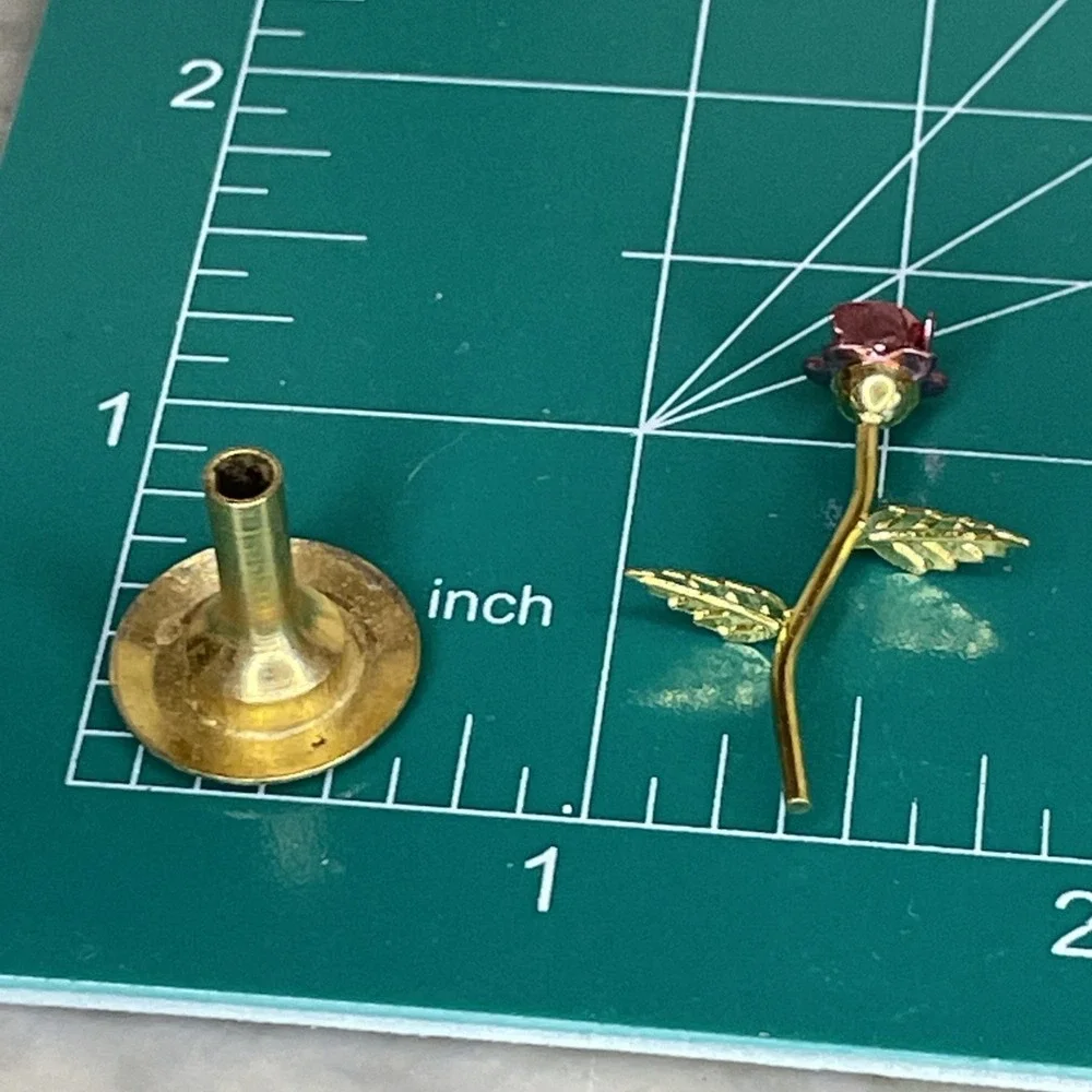 Dollhouse Miniatures 1:12 |‎ Gold Metal Vase with Red Rose Stem Leaves